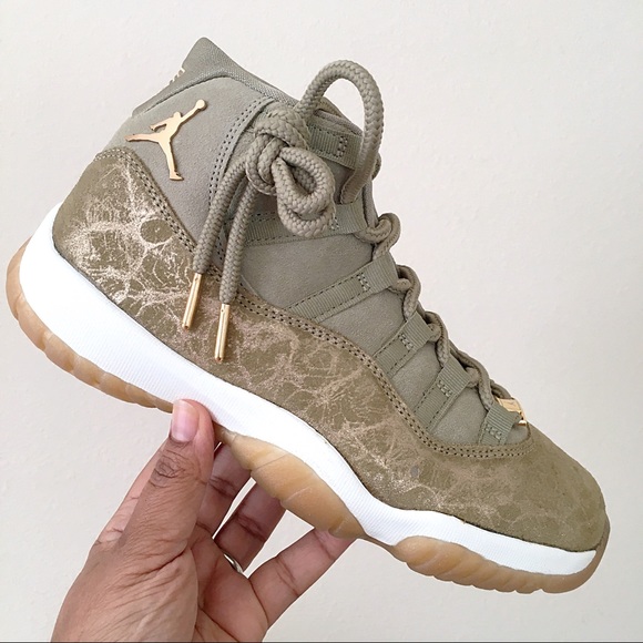 Women’s Nike Air Jordan 11 Retro - Picture 2 of 7